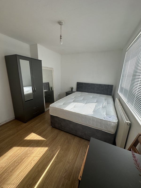 Room Parr Road in Greater London