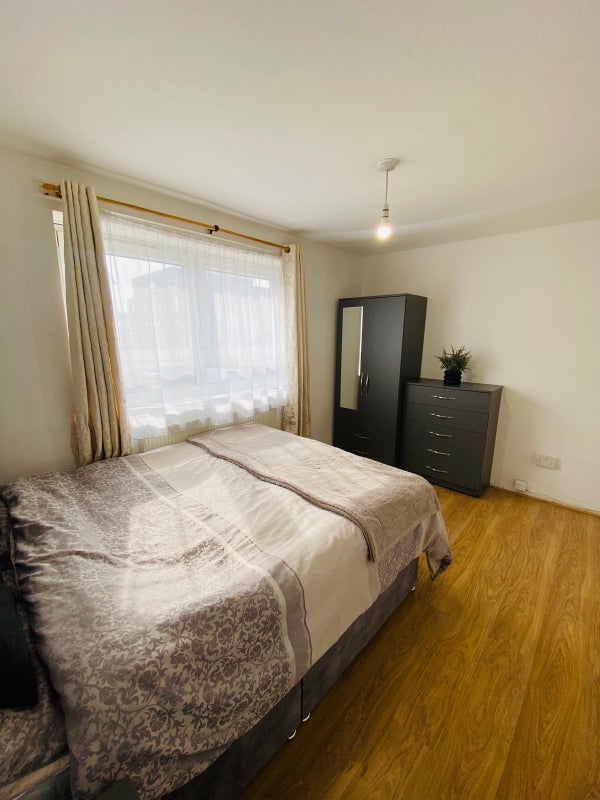 Room Parr Road in Greater London