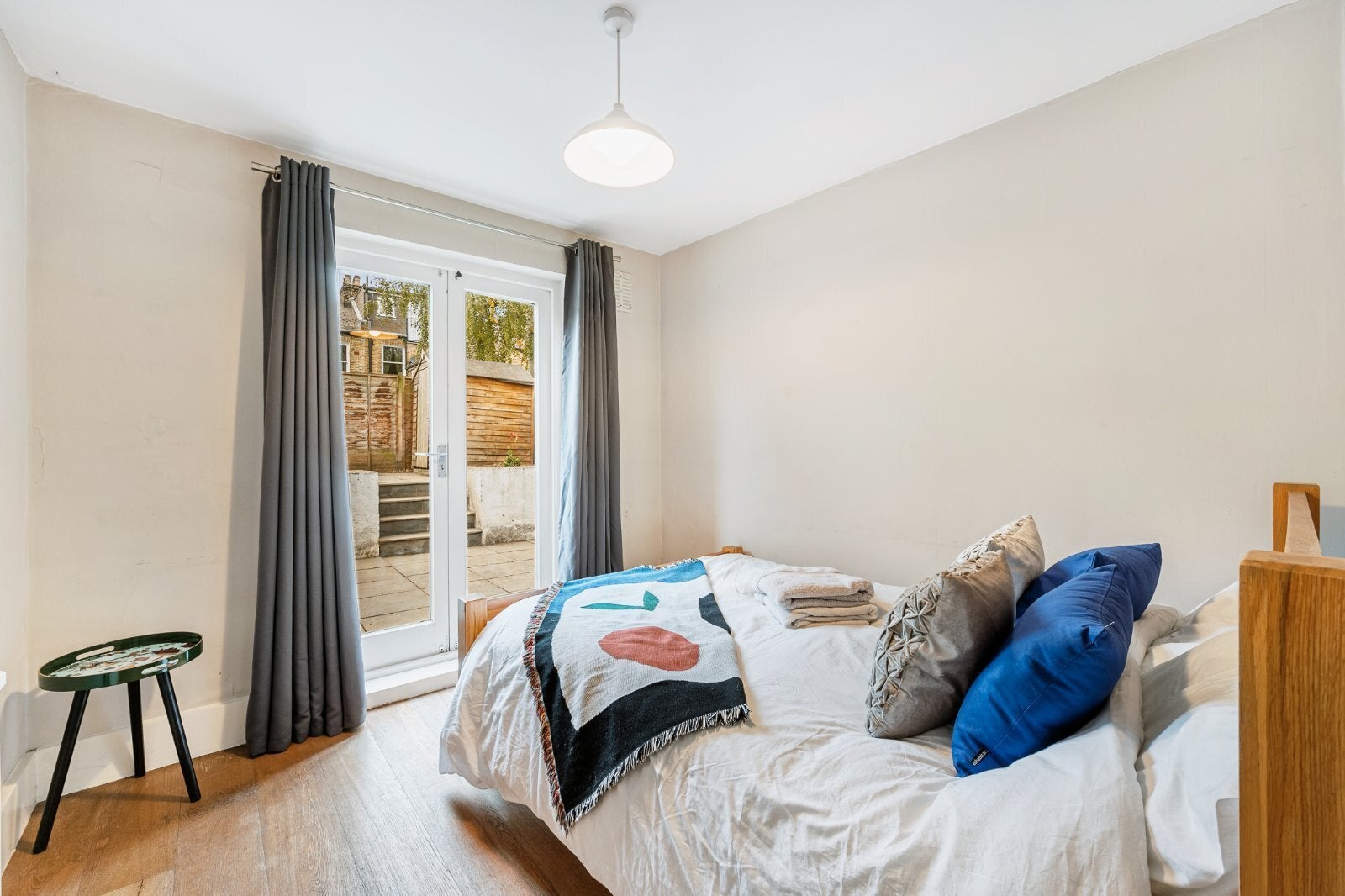 Flat Elliott Road in Greater London