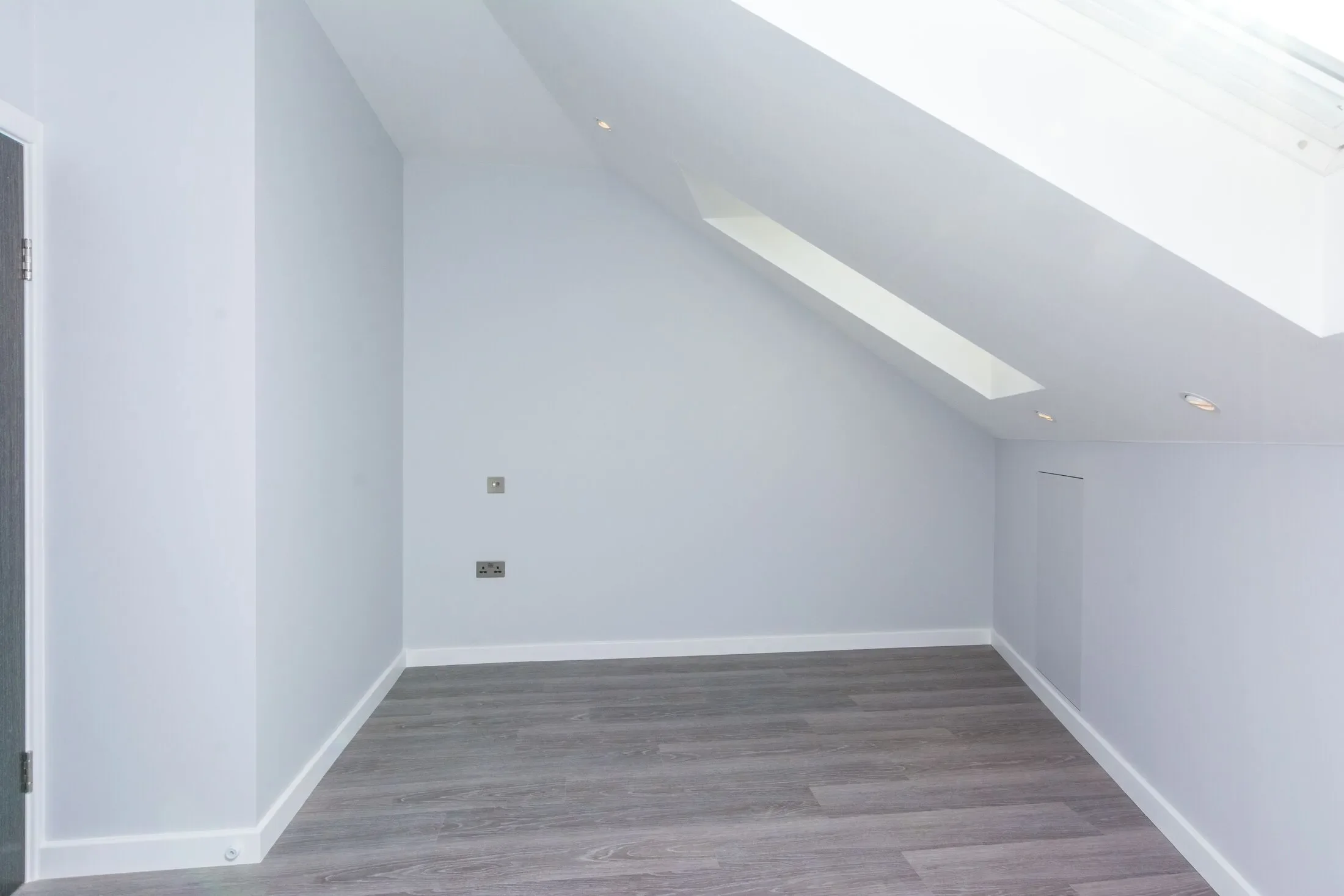 Flat Garratt Lane in Greater London