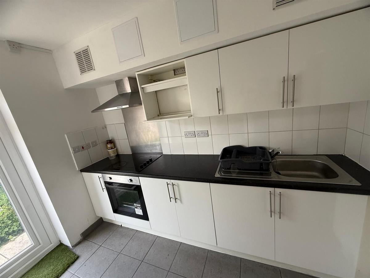 Room Dunedin Way in Greater London