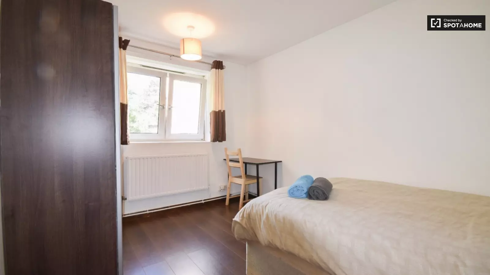 Flat Hunton Street in Greater London