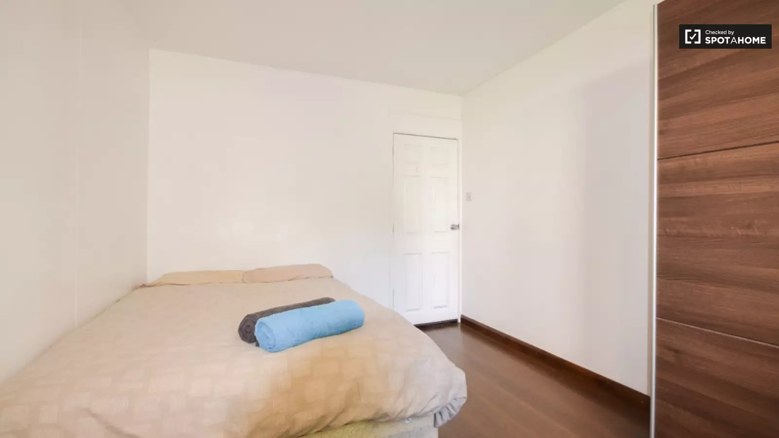 Flat Hunton Street in Greater London