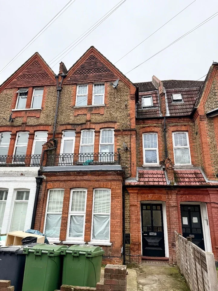 Flat Ashlake Road in Greater London
