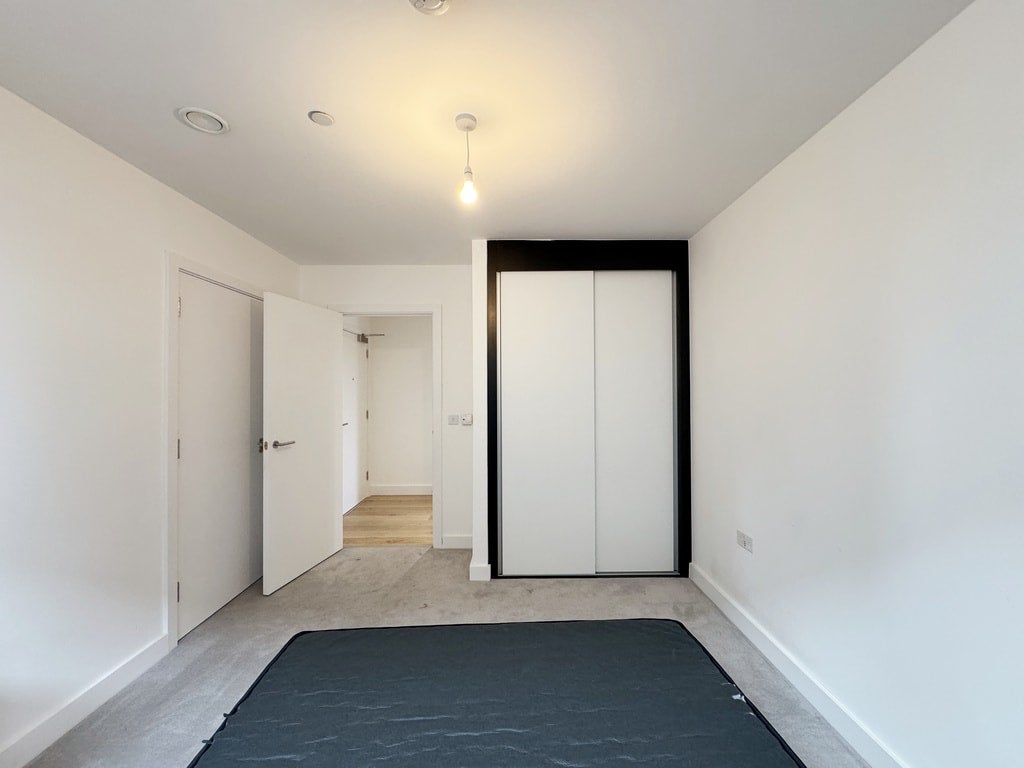 Flat Cotton Street in Greater London