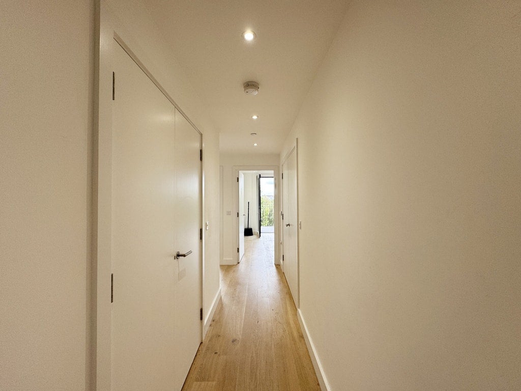 Flat Cotton Street in Greater London