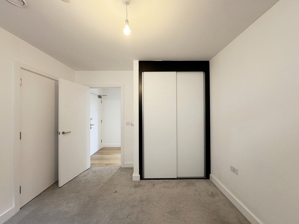 Flat Cotton Street in Greater London