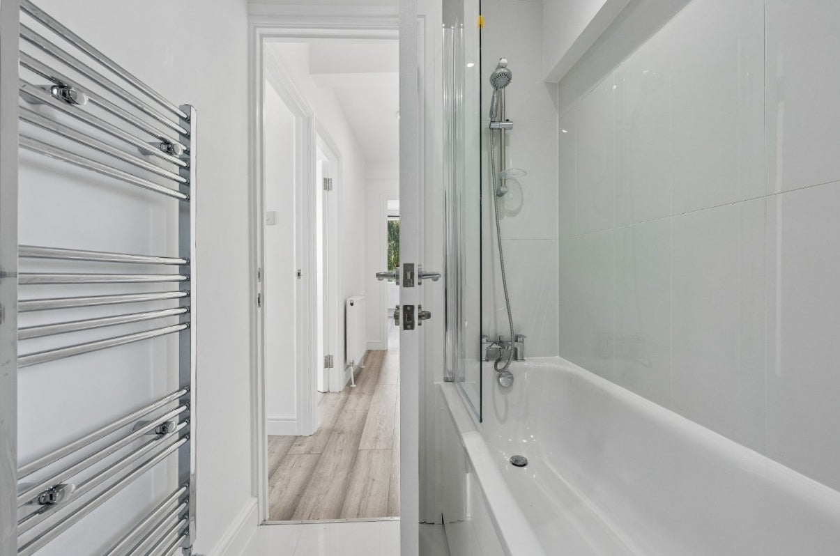 Flat Lansdowne Road in Greater London