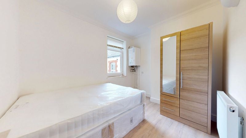 Flat Connaught Road in Cardiff