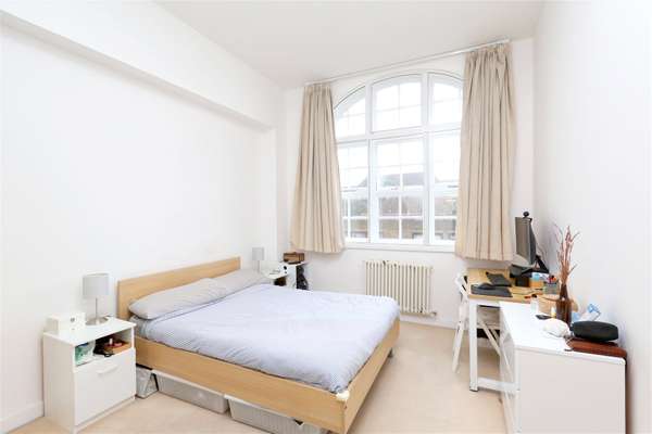 Flat Eden Grove in Greater London