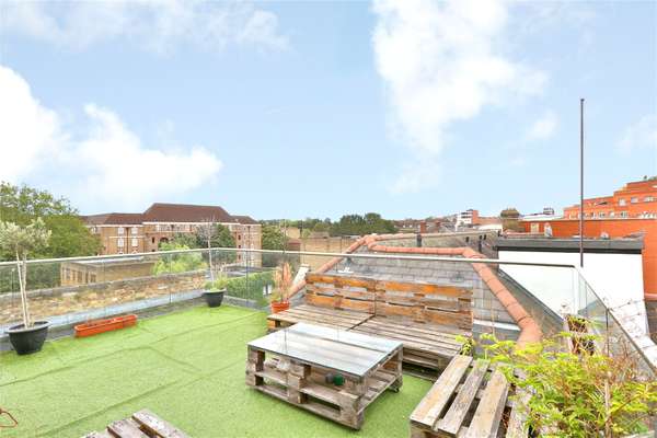 Flat Eden Grove in Greater London