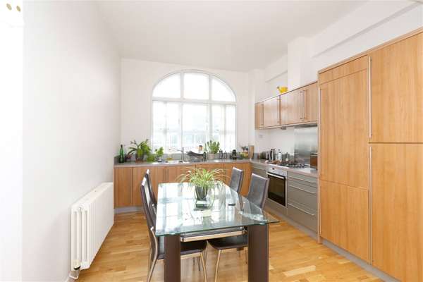 Flat Eden Grove in Greater London
