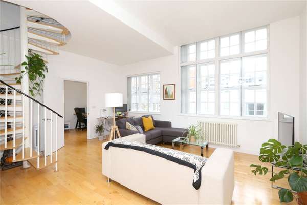 Flat Eden Grove in Greater London
