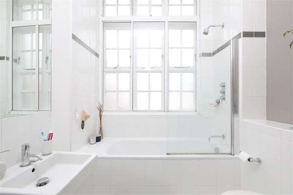 Flat Eden Grove in Greater London