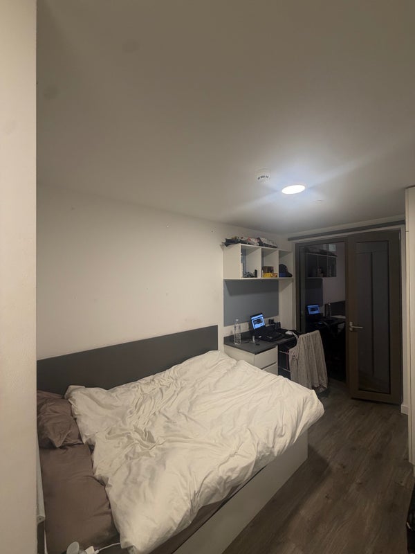 Flat Westway in Greater London