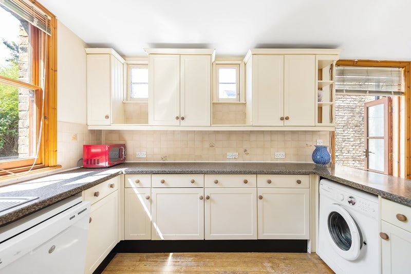 Room Brougham Road in Greater London