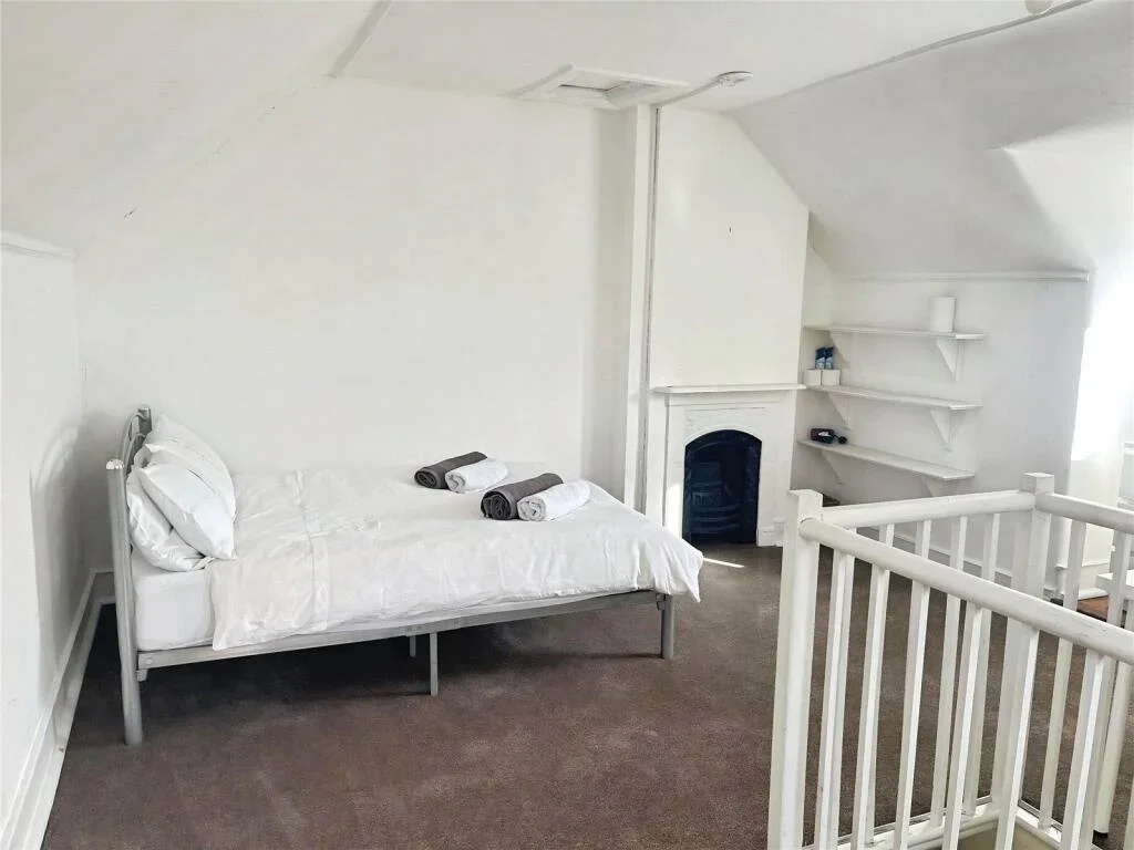 Room Brougham Road in Greater London