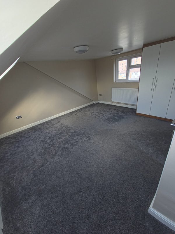 Room Bradley Road in Slough