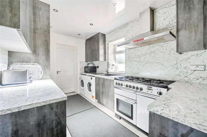 Room Bradley Road in Slough