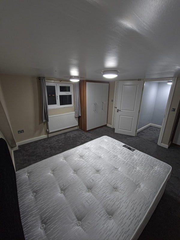 Room Bradley Road in Slough