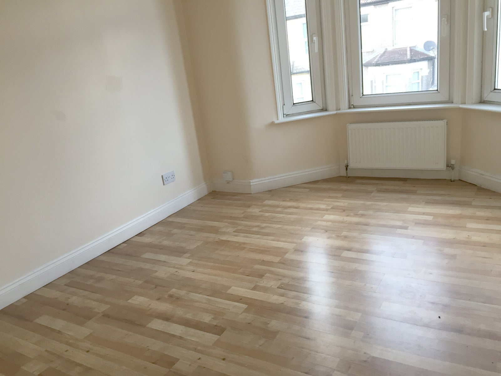 Flat Green Lane in Greater London