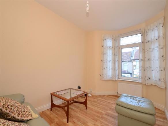 Flat Green Lane in Greater London