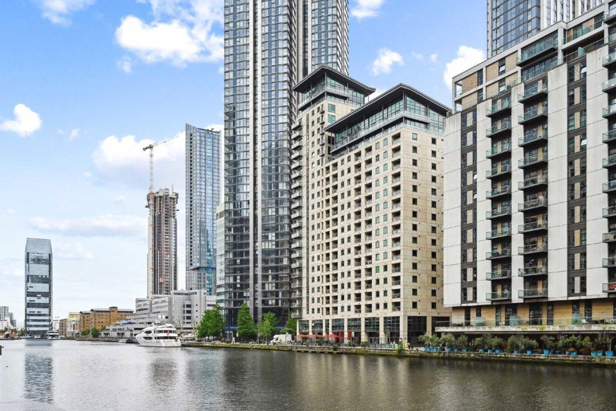 Flat Marsh Wall in Greater London
