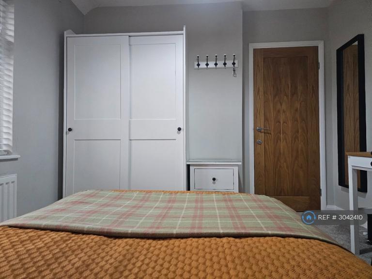 Room Chestnut Avenue in Exeter