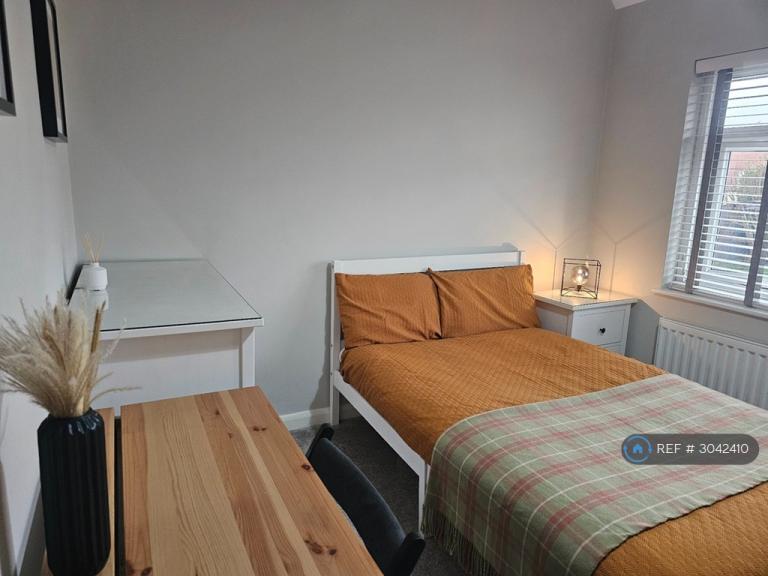 Room Chestnut Avenue in Exeter