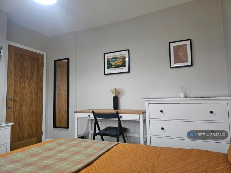 Room Chestnut Avenue in Exeter