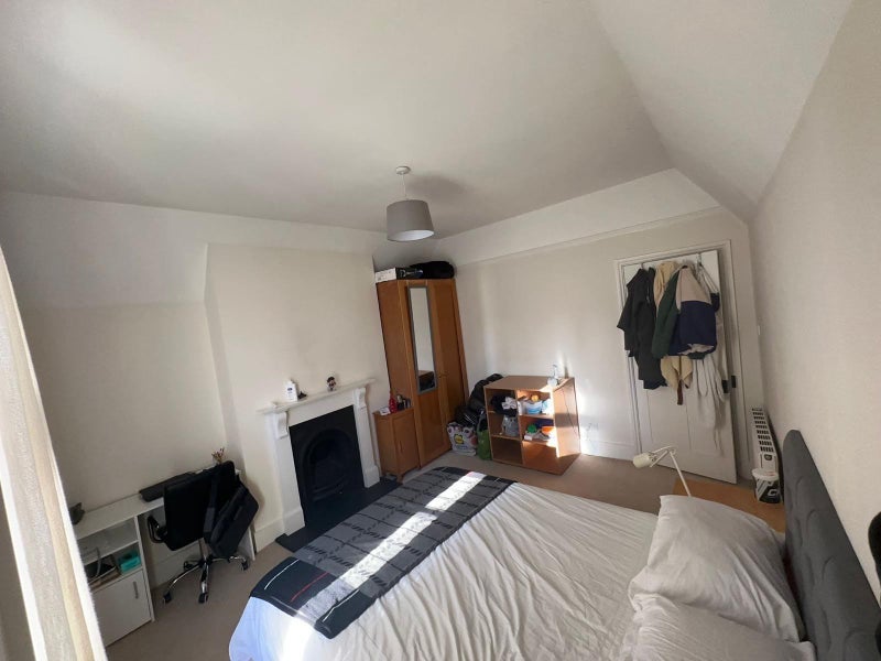 Room Avenue Road in Greater London