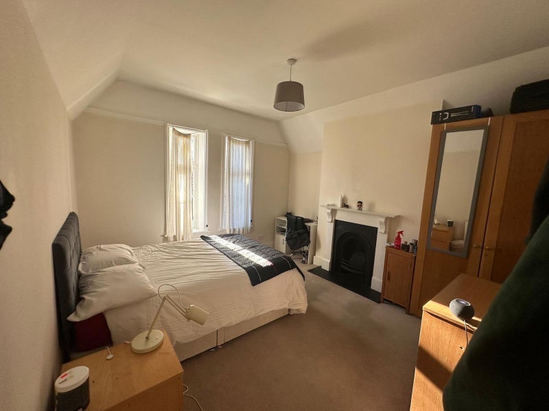 Room Avenue Road in Greater London