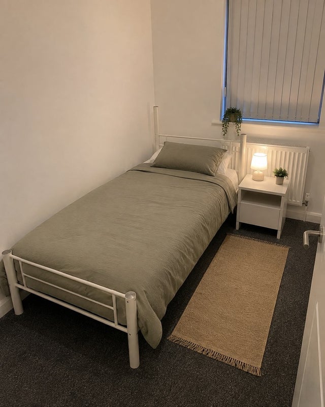 Room Stotfield Road in Nottingham