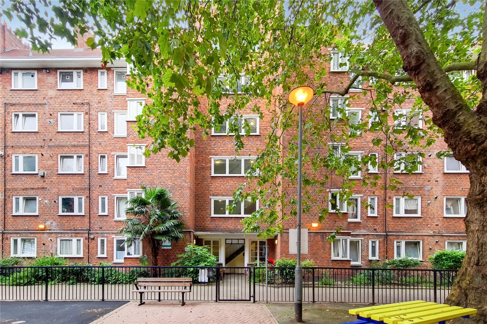 Flat Percival Street in Greater London
