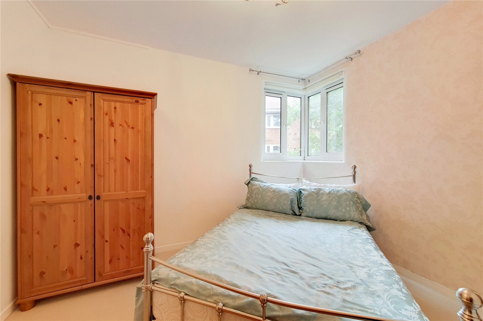 Flat Percival Street in Greater London