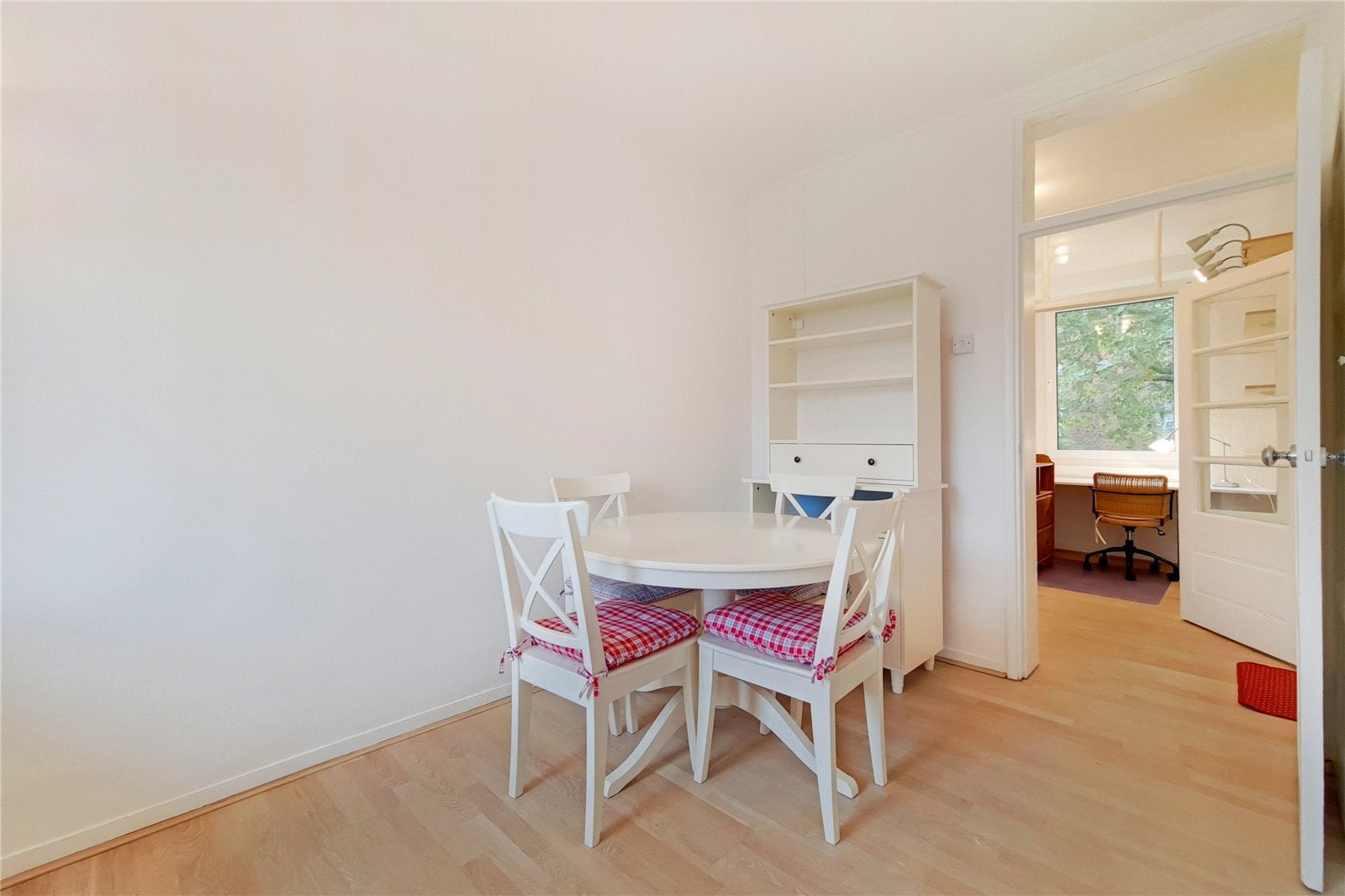 Flat Percival Street in Greater London