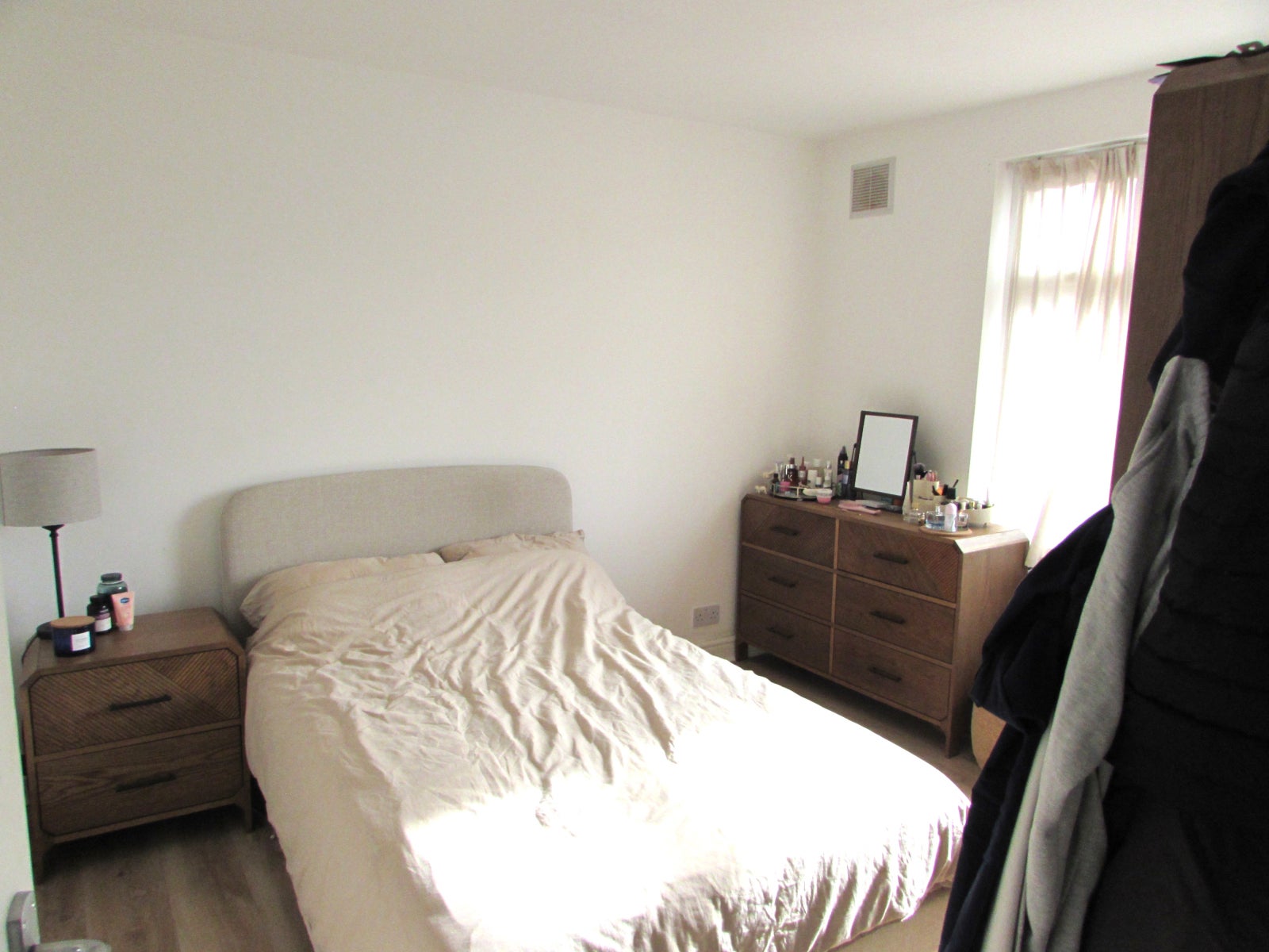 Flat Athelstone Road in Greater London