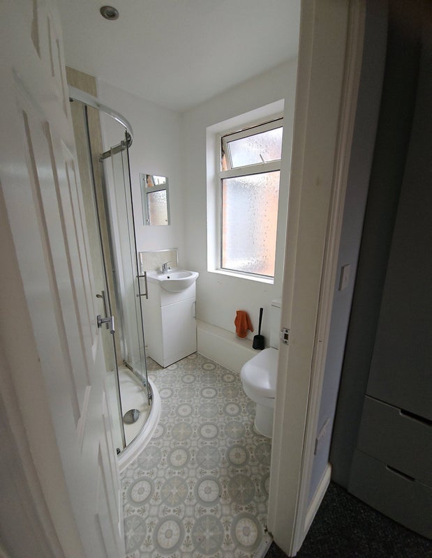 Room Sweetbriar Road in Leicester
