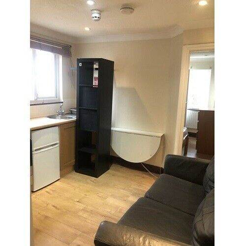 Flat Hadyn Park Road in Greater London