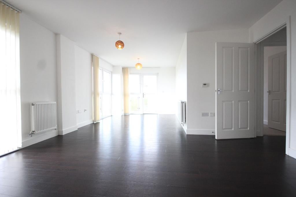 Flat Academy Way in Greater London