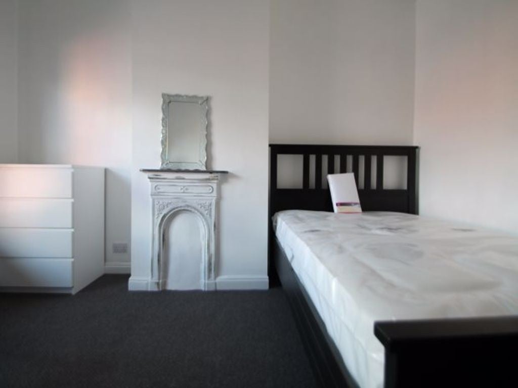Room Aviary Road in Leeds