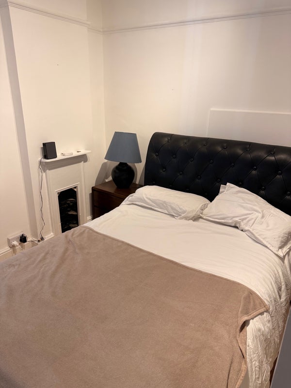 Room Pitshanger Lane in Greater London