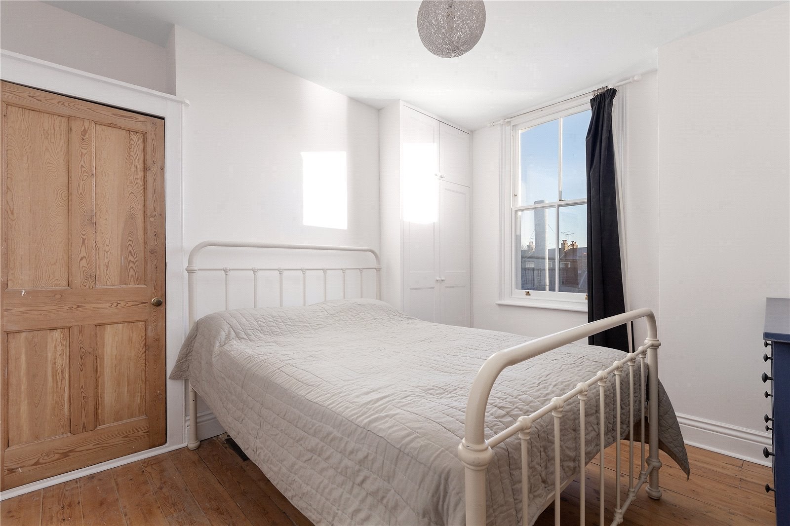 Flat Queenstown Road in Greater London