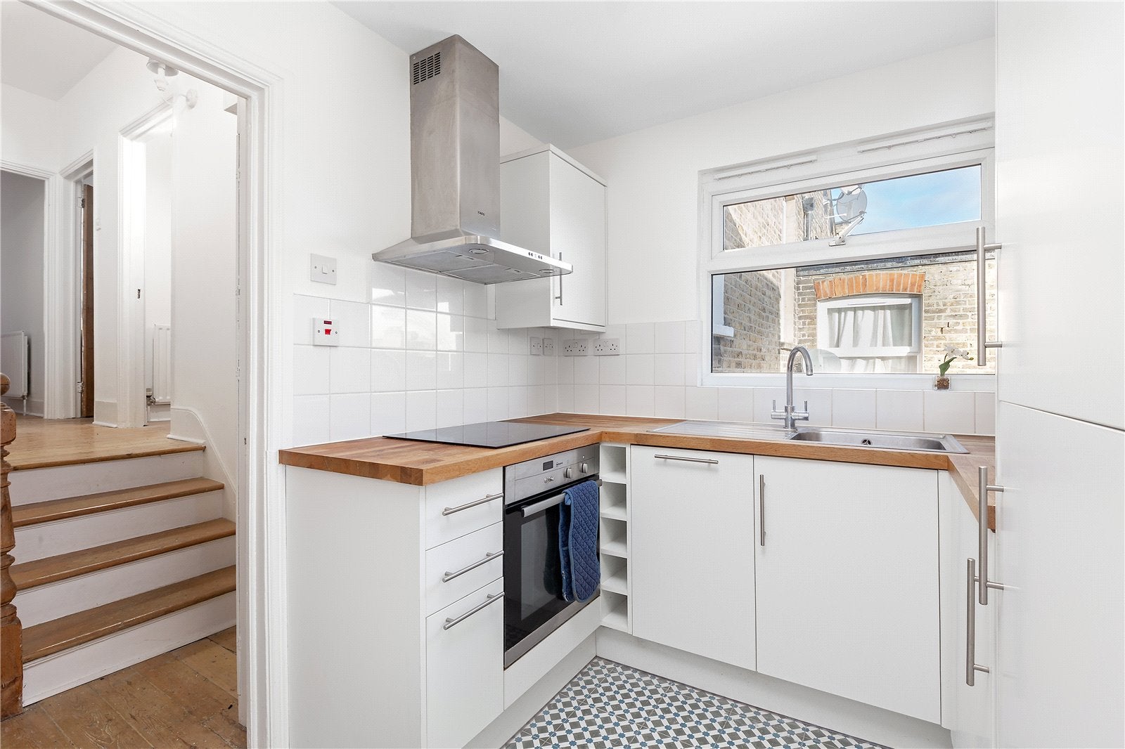 Flat Queenstown Road in Greater London