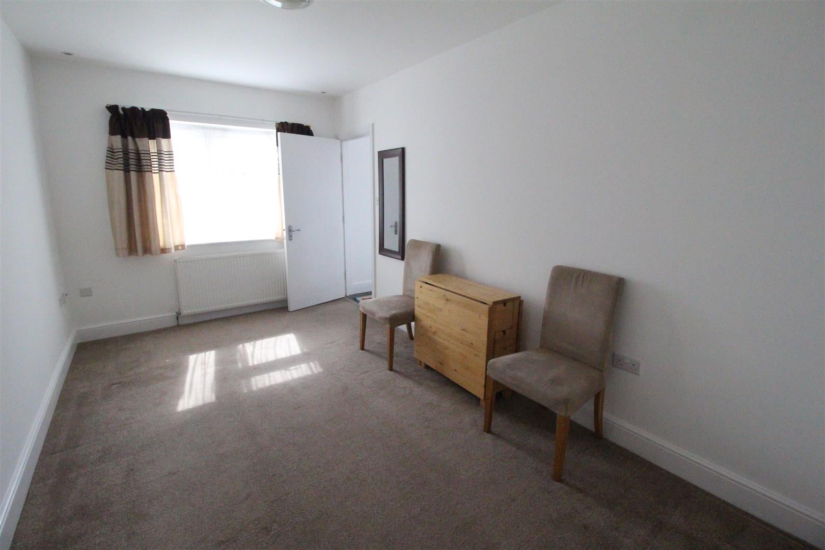 Flat Whitchurch Gardens in London
