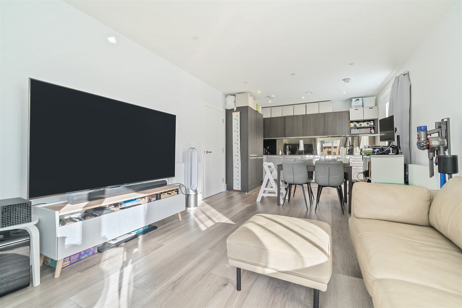 Flat Longwater Avenue in Reading