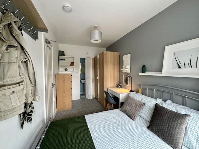 Room Lindridge Road in Metropolitan Borough of Solihull