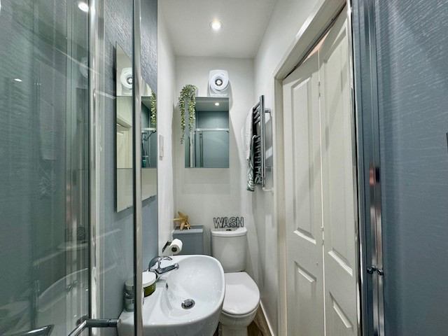 Room Lindridge Road in Metropolitan Borough of Solihull