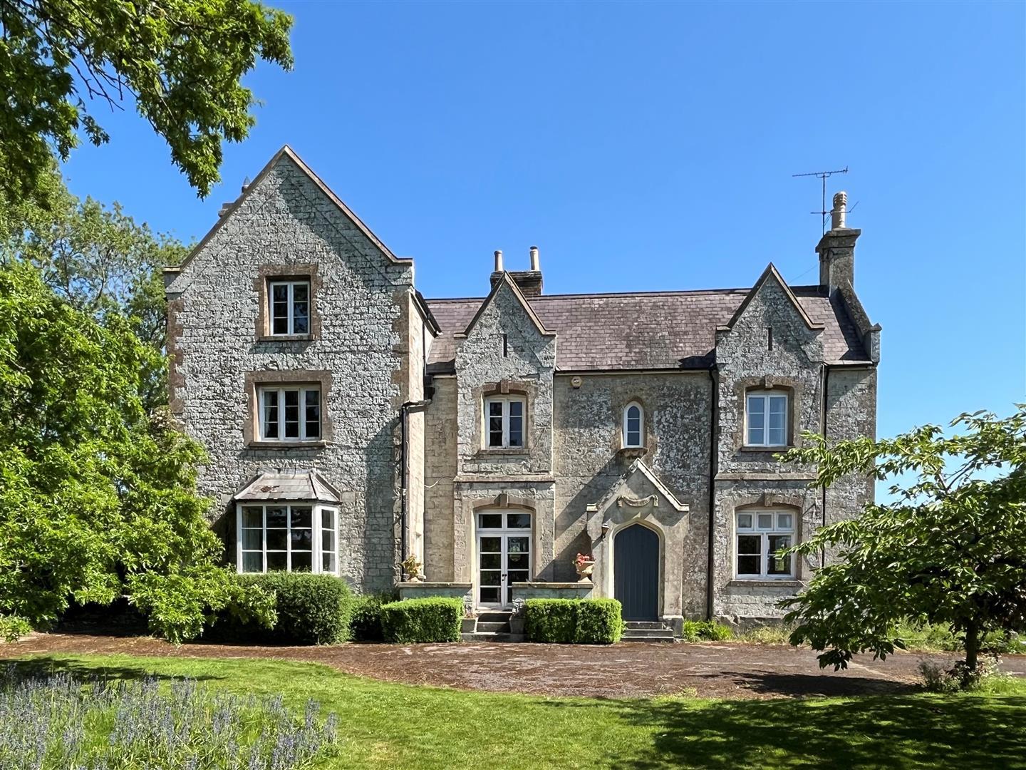 House Manor Road in Mere