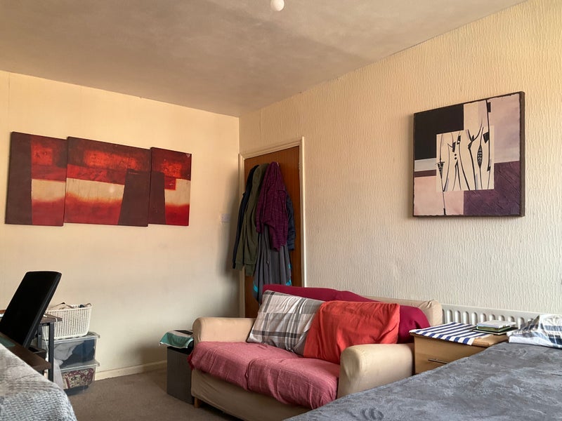 Room Borrodaile Road in Greater London